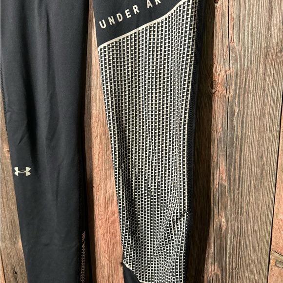 EUC Womens Small Under Armour Leggings Black and White - Picture 2 of 7